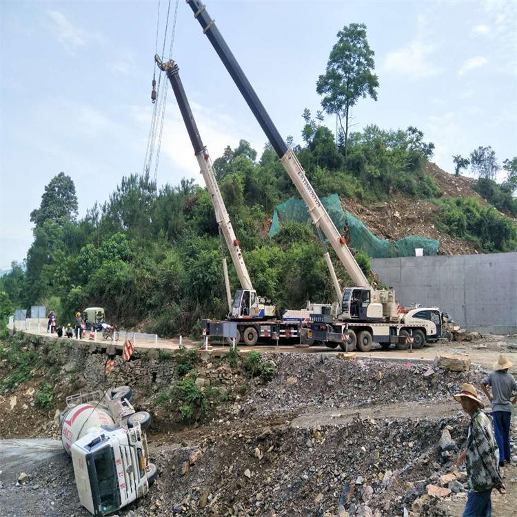 江夏汽车掉沟里叫吊车救援要多少钱